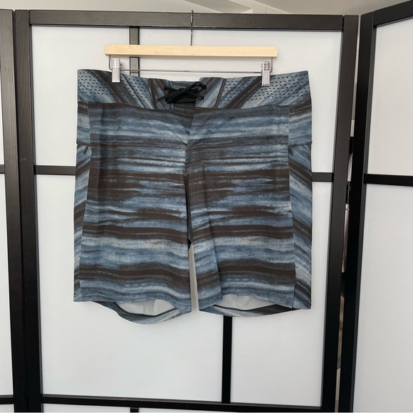 𝅺[36] Men’s Lululemon Swim Trunks Channel Cross Short 7” In High Tide Multi - Picture 2 of 11